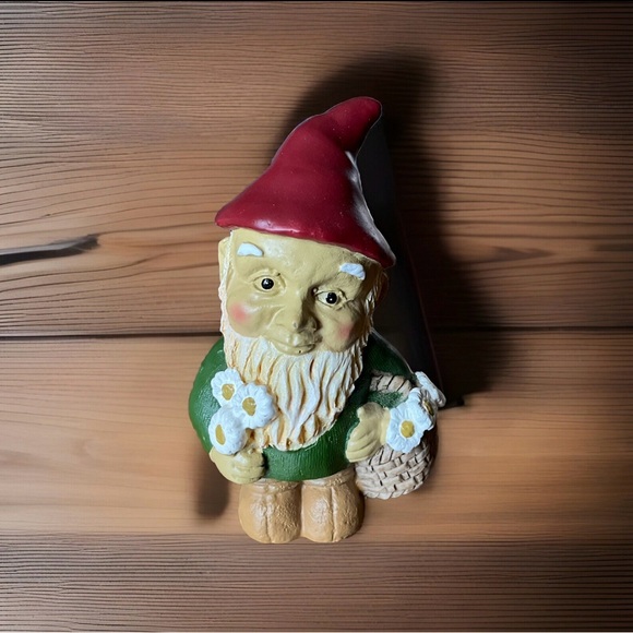Gnome Troll Figurine Figural Resin 3-1/4 inch Small Flowers Daisies Elves - Picture 1 of 4